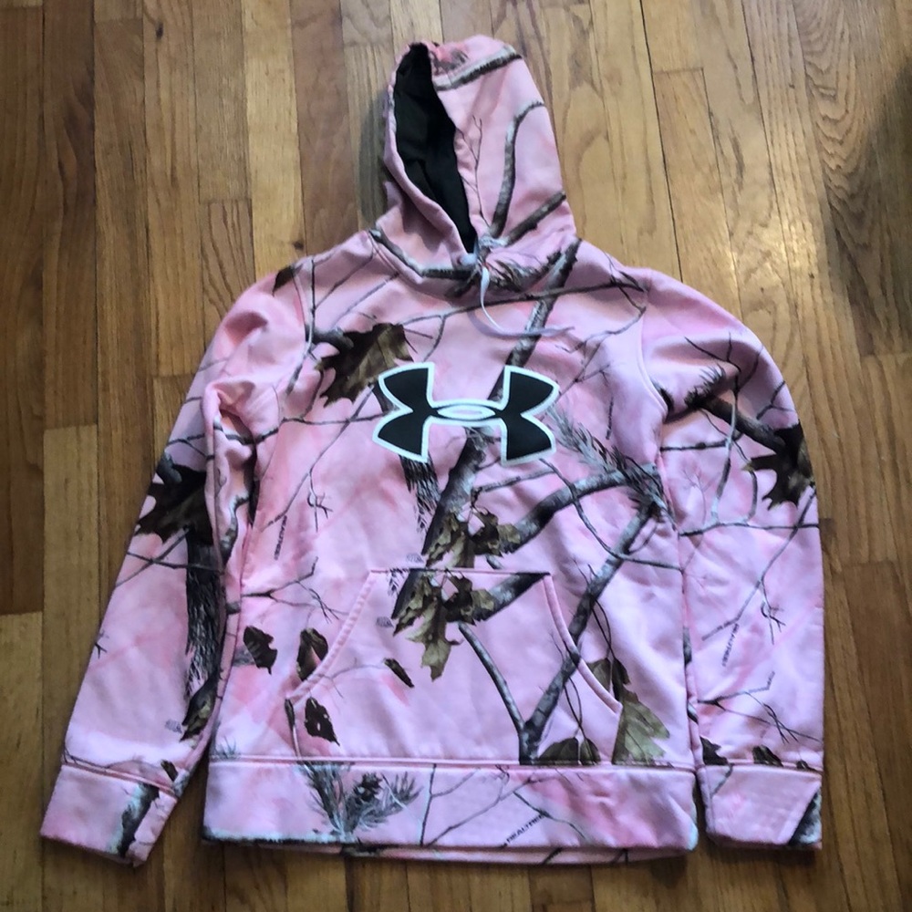 pink camo under armour sweatshirt- like new